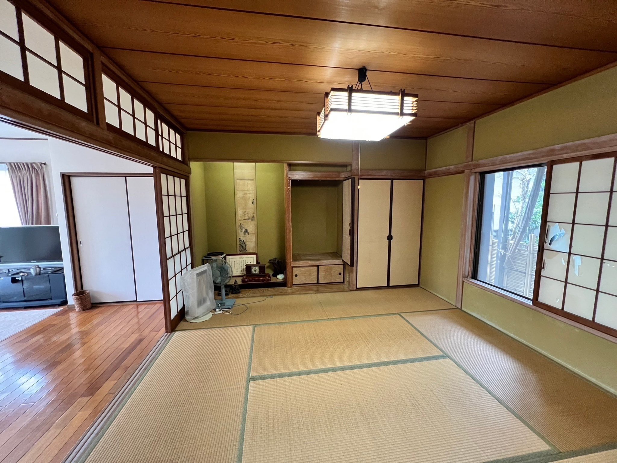 施工前の和室。畳と障子