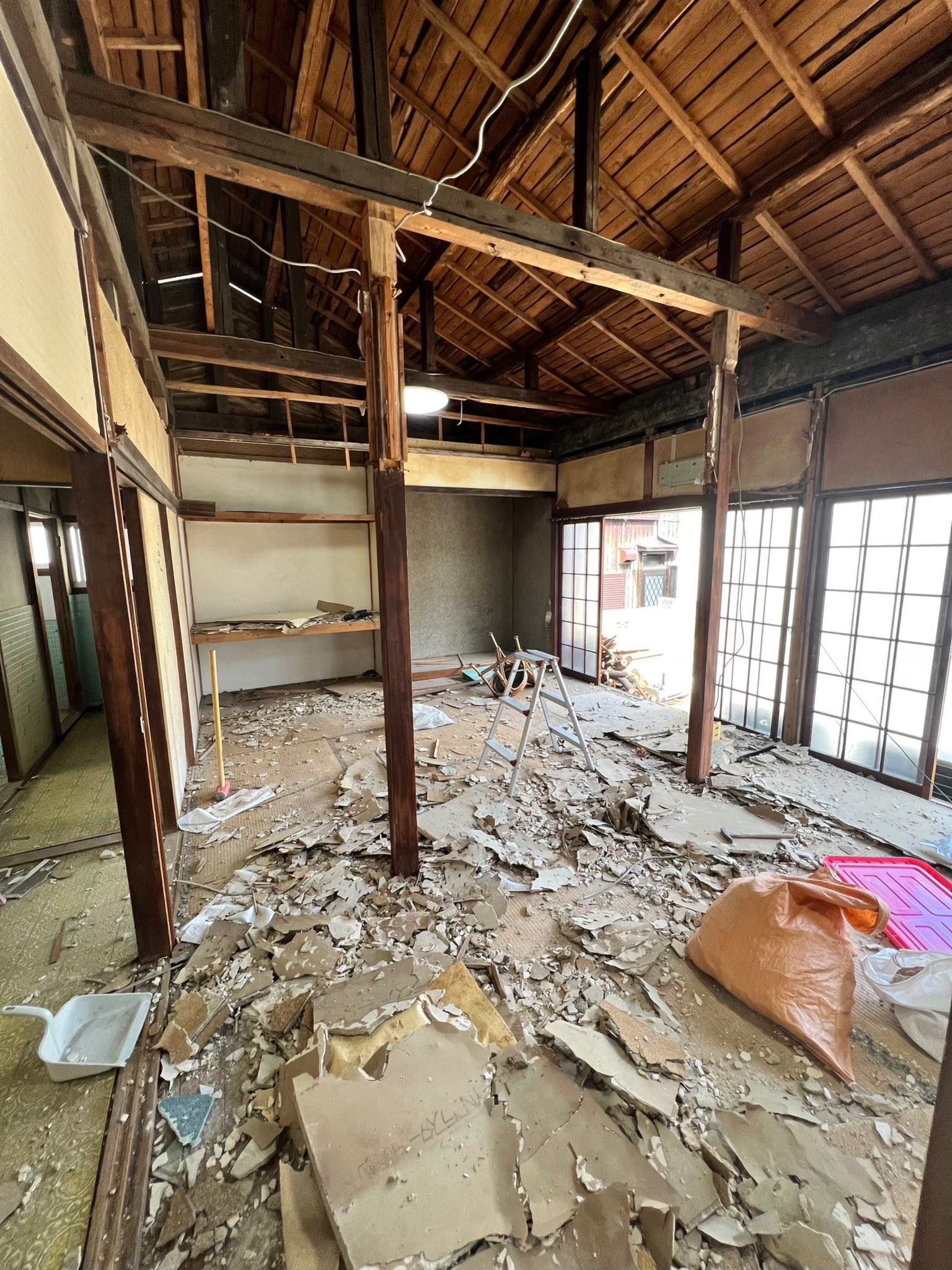 解体中の和室。壁と天井を撤去し、柱と梁が見えている